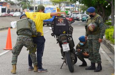 Lực lượng Ecuador lục soát một người đàn ông tại thành phố Guayaquil, khi Tổng thống Lasso ra lệnh tuần tra thành phố hồi tháng 1 do tỷ lệ tội phạm tăng.