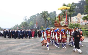 The incense-offering ceremony takes place at the Hung Kings Temple Relic Site on Nghia Linh Mountain, where the kings performed rituals devoted to rice and sun deities to pray for bumper crops.