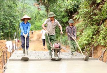 Nhân dân thôn Trạng, xã Yên Thái, huyện Văn Yên tham gia kiên cố hóa đường giao thông nông thôn. (Ảnh tư liệu).