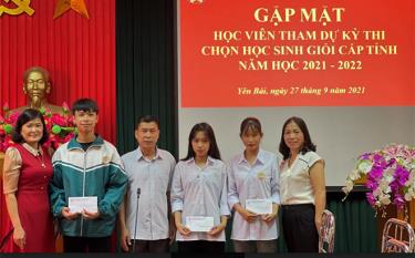 Trung tâm tổ chức gặp mặt học sinh tham dự Kỳ thi chọn học sinh giỏi cấp tỉnh năm học 2021 - 2022.