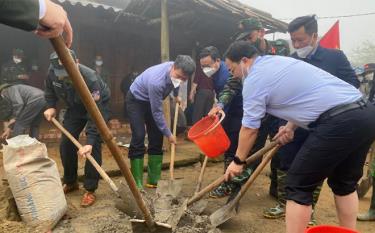 Chủ tịch UBND tỉnh Trần Huy Tuấn (người đứng giữa) tham gia “Ngày cuối tuần cùng dân” tại chòm Cu Vai, thôn Háng Xê, xã Xà Hồ, huyện Trạm Tấu.