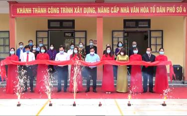 Năm 2021, thành phố có 148 công trình, phần việc được triển khai thực hiện với kinh phí trên 38 tỷ đồng, trong đó nguồn vốn xã hội hóa trên 14 tỷ đồng. Trong ảnh: Khánh thành công trình nâng cấp Nhà văn hóa tổ 4, phường Nguyễn Thái học.