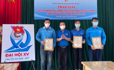 Ban Tổ chức trao giải cho các tác giả xuất sắc từ giải Nhì đến Khuyến khích tại Cuộc thi sáng tác biểu trưng Đại hội Đại biểu Đoàn TNCS Hồ Chí Minh tỉnh Yên Bái lần thứ XV, nhiệm kỳ 2022 – 2027.