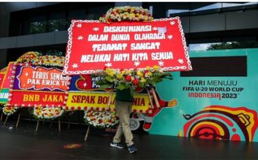 Người hâm mộ đem vòng hoa tới trụ sở của Liên đoàn bóng đá Indonesia