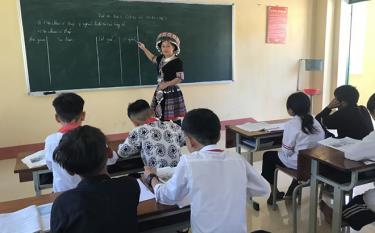 Trên đỉnh Púng Luông, cô giáo hết lòng với học dafabet link thân yêu.