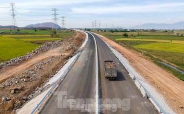 Dự án cao tốc đoạn Vĩnh Hảo - Phan Thiết gặp khó khăn vì thiếu đất đắp nền.