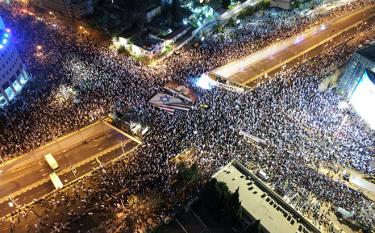 Đám đông biểu tình tập trung tại Tel Aviv.