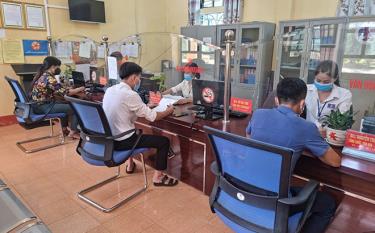 Bộ phận Phục vụ Hành chính công xã Minh Quán hướng dẫn người dân làm thủ tục hành chính.