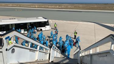 Hành khách lên máy bay tại sân bay quốc tế Larnaca (đảo Cyprus) để về Việt Nam vào tháng 8-2020