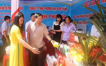 Lãnh đạo thành phố Yên Bái thăm quan các gian hàng chuyển đổi số, trưng bày các sản phẩm OCOP của thành phố.