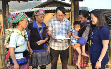 Các thành viên tham gia Mô hình “Liên gia tự quản không tảo hôn” ở bản Háng Phừ Loa, xã Mồ Dề và cán bộ mặt trận huyện Mù Cang Chải trao đổi nội dung phòng, chống tảo hôn.