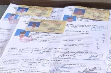 Khói và lửa bốc lên trong các cuộc không kích của Israel ở Gaza