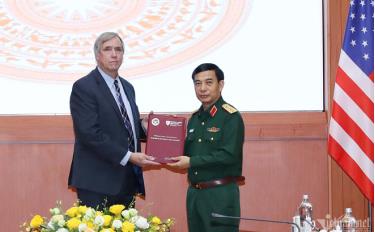 Thượng nghị sĩ Jeff Merkley trao tặng Bộ Quốc phòng tài liệu gồm những thông tin về bộ đội Việt Nam mất tích, mất tin trong chiến tranh.