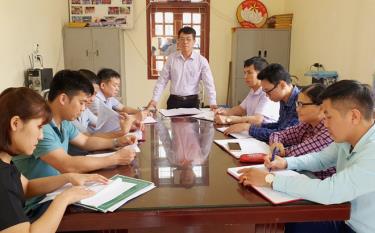 Đồng chí Phạm Ngọc Bách - Phó Bí thư Thường trực Đảng ủy xã Thịnh Hưng, huyện Yên Bình chủ trì Hội nghị giao ban với các tổ chức đoàn thể về công tác phát triển Đảng.