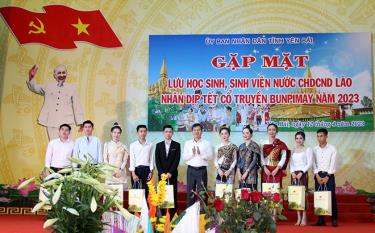 Vice Chairman of the provincial People’s Committee Ngo Hanh Phuc presents gifts to Lao students on the occasion of Boun Pimay festival.