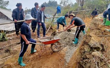 Nhân dân huyện Mù Cang Chải chung sức bê tông hóa đường giao thông nông thôn.