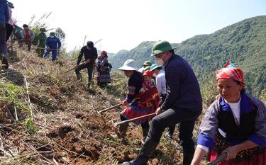 Lãnh đạo, cán bộ huyện Mù Cang Chải tham gia “Ngày cuối tuần cùng dân” khai hoang ruộng bậc thang.