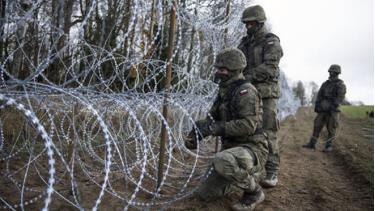 Lính Ba Lan dựng hàng rào thép gai dọc biên giới với vùng Kaliningrad của Nga.