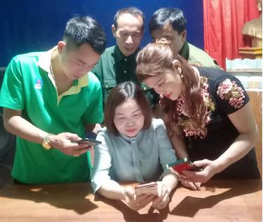 Các đảng viên trong Chi bộ An Thịnh trao đổi kinh nghiệm sử dụng phần mềm Sổ tay đảng viên điện tử.