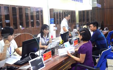 Người dân đến giao dịch tại Trung tâm Phục vụ Hành chính công tỉnh.