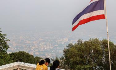 Khói che mờ khung cảnh khi quan sát từ chùa Doi Suthep, Chiang Mai, miền bắc Thái Lan, ngày 8/4.