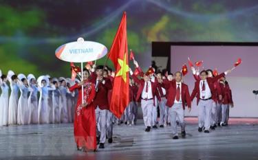 Nguyễn Huy Hoàng cầm cờ cho Đoàn thể thao Việt Nam tại SEA Games 31.