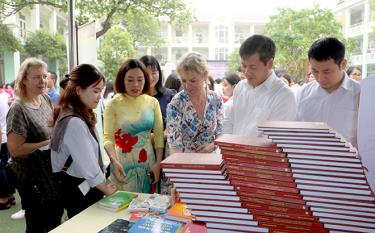 Đồng chí Ngô Hạnh Phúc - Ủy viên Ban Thường vụ Tỉnh ủy, Phó Chủ tịch UBND tỉnh (người thứ 2, từ phải sang) và Đoàn công tác của Hội đồng tỉnh Val-de-Marne (Cộng hoà Pháp) tham gia các hoạt động hưởng ứng Ngày Sách và Văn hóa đọc được tổ chức tại Trường THCS Nguyễn Du, thành phố Yên Bái.