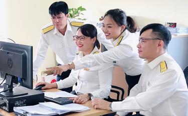 Cán bộ Chi cục Thuế huyện dafabet khuyến mãi Bình trao đổi nghiệp vụ, chudafabet khuyến mãi môn.