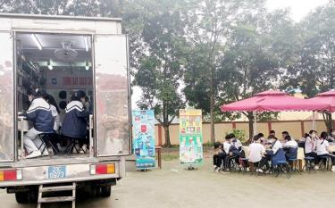Xe thư viện lưu động phục vụ học sinh Trường TH&THCS Giới Phiên, thành phố Yên Bái.
