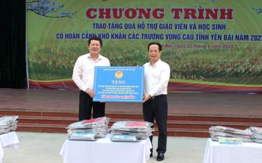 Lãnh đạo Sở GDĐT Yên Bái tiếp nhận biển tượng trưng quà tặng hỗ trợ giáo viên, học sinh vùng cao.
