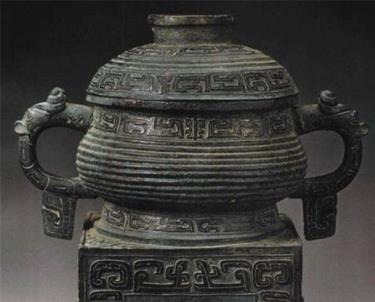 Lão Lưu trong lúc đào mương tìm thấy 4 cái chum đồng. (Ảnh: Sohu)