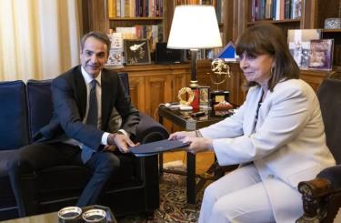 Thủ tướng Hy Lạp Kyriakos Mitsotakis (trái) gặp Tổng thống Katerina Sakellaropoulou đề nghị giải tán quốc hội.