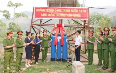 Đoàn công tác khánh thành công trình nước sạch tại điểm trường Nậm Đông.