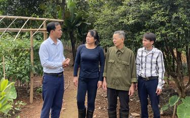 Lãnh đạo xã Đông An trao đổi với nhân dân về phát triển kinh tế - xã hội trong xây dựng nông thôn mới nâng cao.