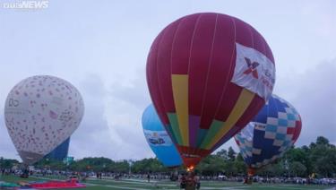 Lần đầu tiên lễ hội khinh khí cầu quốc tế 2023 diễn ra tại Bình Định nên thu hút đông đảo người dân địa phương và du khách đến xem.
