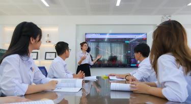 Sinh viên Trường ĐH Quốc tế Sài Gòn trong một giờ học. Ảnh: Anh Tú