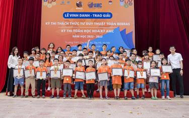 Ban Tổ chức vinh danh những học sinh đạt giải.