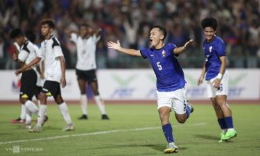 Chou Sinti (số 5) ăn mừng sau khi lập cú đúp cho U22 Campuchia. 

