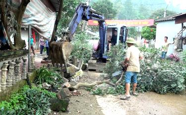 Nhân dân thôn Đại Thắng hưởng ứng Phong trào “Mỗi người, mỗi ngày một việc, góp phần làm sạch môi trường” để xây dựng nông thôn mới.