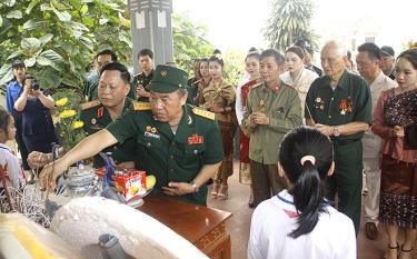 Cán bộ, hội viên Hội Truyền thống Trường    Sơn - Đường Hồ Chí Minh cùng các lưu học sinh Lào dâng hương tại Nhà tưởng niệm các anh hùng liệt sĩ xã Đại Lịch, Văn Chấn.