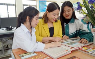 Pham Thi Hong, history lecturer, teacher in charge of Class 12 A5 of Chu Van An High School