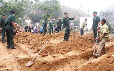 Ban liên lạc CCB F356 Yên Bái cùng các CCB xã Ngòi A và các đoàn thể trong thôn hỗ trợ ngày công giúp gia đình CCB Hoàng Văn Kết san lấp mặt bằng, đào móng, vận chuyển vật liệu xây dựng…