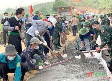 Lãnh đạo tỉnh Yên Bái và cấp ủy, chính quyền huyện Văn Chấn cùng người dân địa phương tham gia xây dựng nông thôn mới.