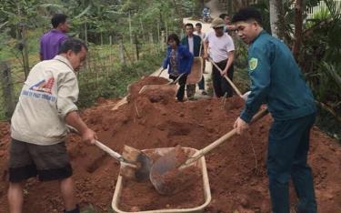 Hội viên Hội CCB xã Tân Thịnh tham gia làm đường giao thông nông thôn.