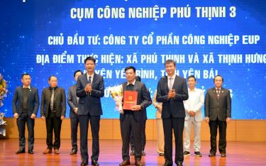 Các đồng chí lãnh đạo tỉnh trao quyết định chủ trương đầu tư cho nhà đầu tư tại link dafabet nghị gặp mặt doanh nghiệp đầu xuân 2024.