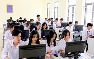 Giờ Tin học của thầy và trò Trường THPT Văn Chấn