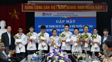 Trường THPT chuyên Khoa học tự nhiên gặp mặt học sinh giỏi