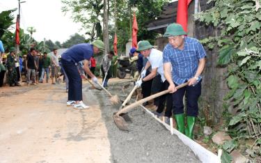 Đồng chí Nguyễn Xuân Trường - Chủ tịch UBND huyện Yên Bình cùng tham gia bê tông hóa mở rộng tuyến đường thôn Loan Thượng, xã Tân Hương.