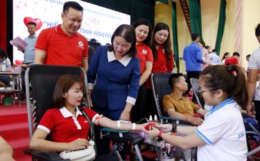 Hiến máu tình nguyện đến nay đã trở thành một phong trào nhân đạo trên địa bàn Yên Bái. Ảnh Văn Tuấn