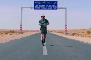 Ảnh chụp màn hình từ một video trên YouTube của Russ Cook khi anh đến Algeria, gần cuối chặng đường 16.000km xuyên châu Phi.